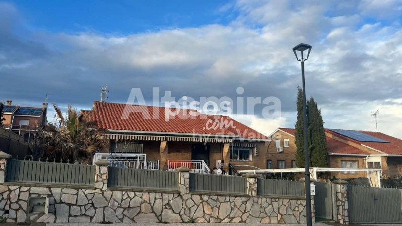 Chalet en venta en Calle de Fuente Empedrada, 29, Sevilla la Nueva de 325.000 €